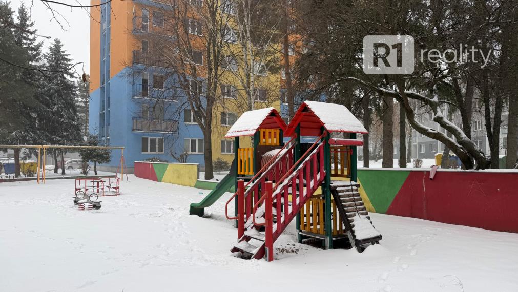 Slnečný 3-izbový byt s loggiou v pokojnej centrálnej lokalite / Stará Turá