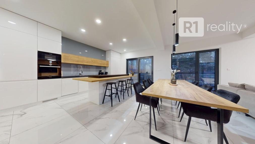 Najexkluzívnejší, zariadený apartmán (garáž, 1 x parking, pivnica) Na Lodenici / Piešťany