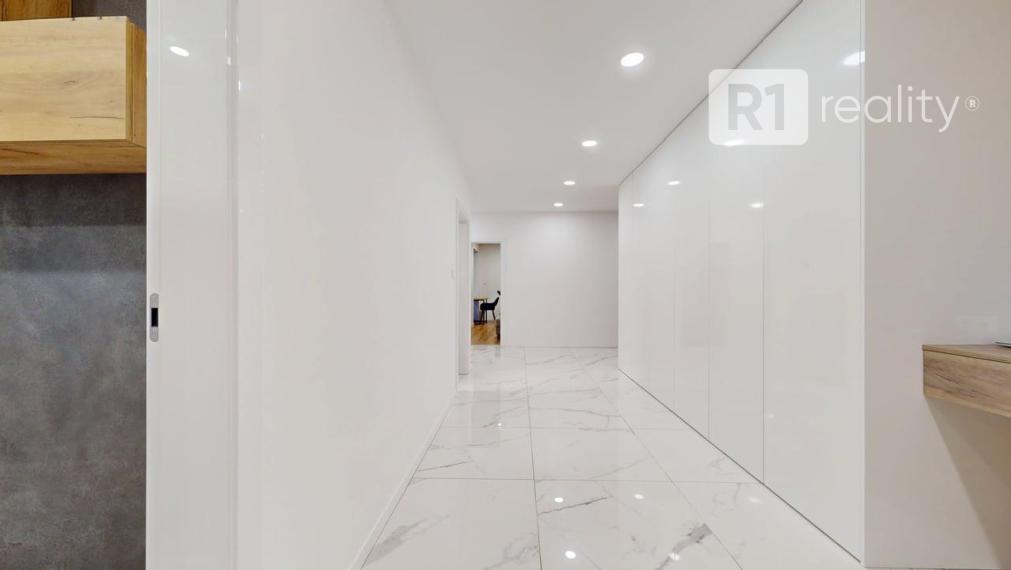 Najexkluzívnejší, zariadený apartmán (garáž, 1 x parking, pivnica) Na Lodenici / Piešťany