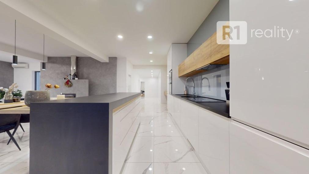 Najexkluzívnejší, zariadený apartmán (garáž, 1 x parking, pivnica) Na Lodenici / Piešťany