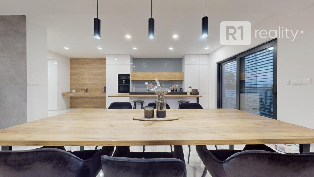 Najexkluzívnejší, zariadený apartmán (garáž, 1 x parking, pivnica) Na Lodenici / Piešťany