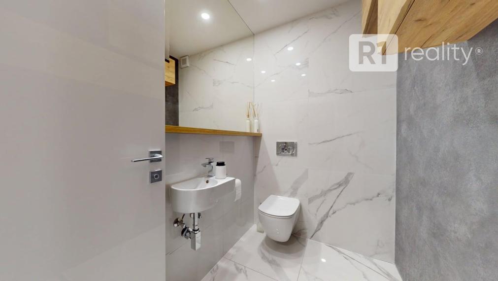 Najexkluzívnejší, zariadený apartmán (garáž, 1 x parking, pivnica) Na Lodenici / Piešťany