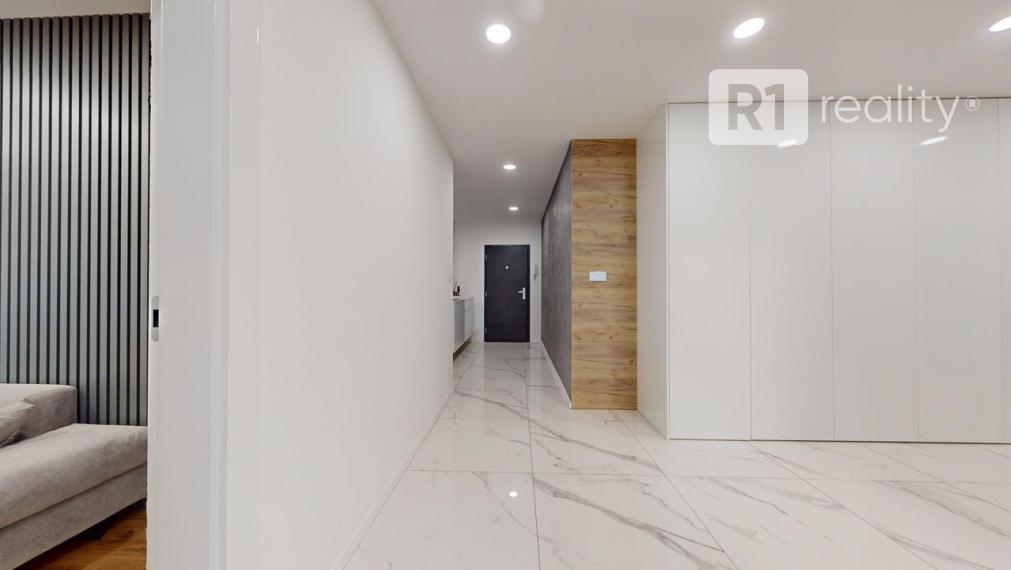 Najexkluzívnejší, zariadený apartmán (garáž, 1 x parking, pivnica) Na Lodenici / Piešťany