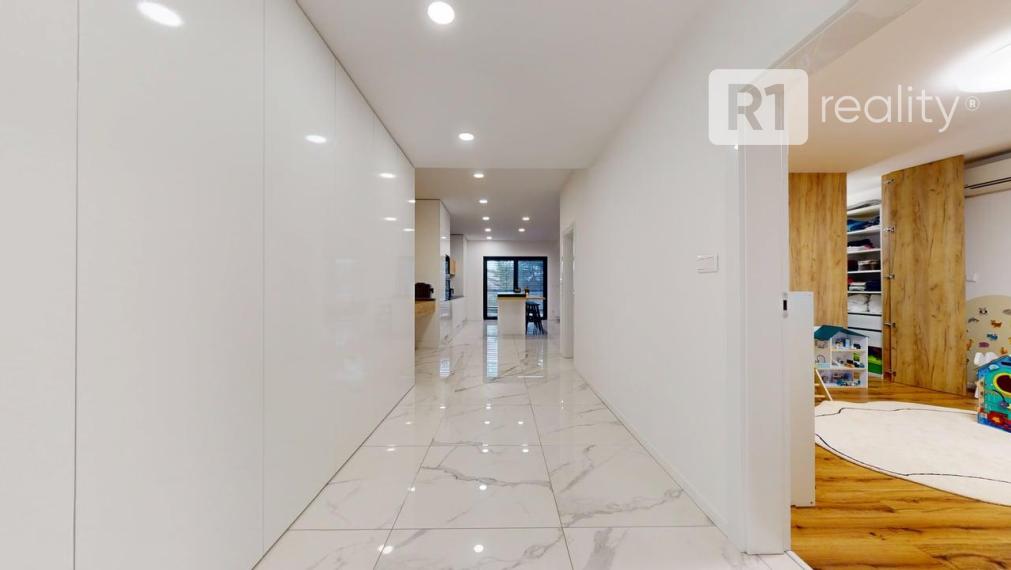 Najexkluzívnejší, zariadený apartmán (garáž, 1 x parking, pivnica) Na Lodenici / Piešťany