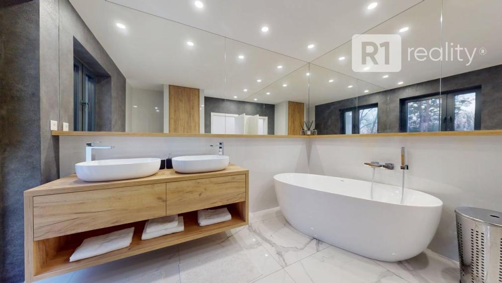 Najexkluzívnejší, zariadený apartmán (garáž, 1 x parking, pivnica) Na Lodenici / Piešťany