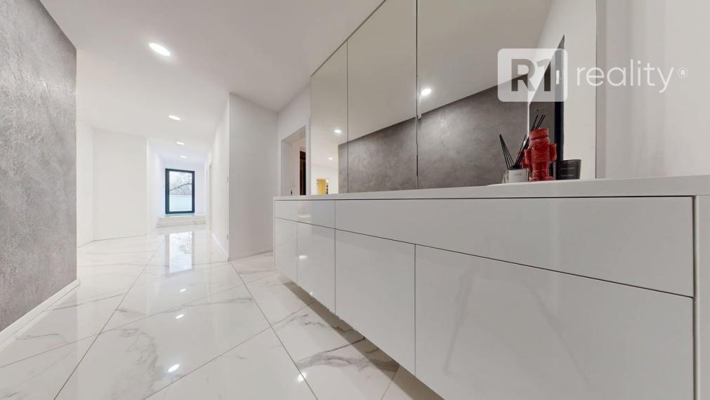 Najexkluzívnejší, zariadený apartmán (garáž, 1 x parking, pivnica) Na Lodenici / Piešťany