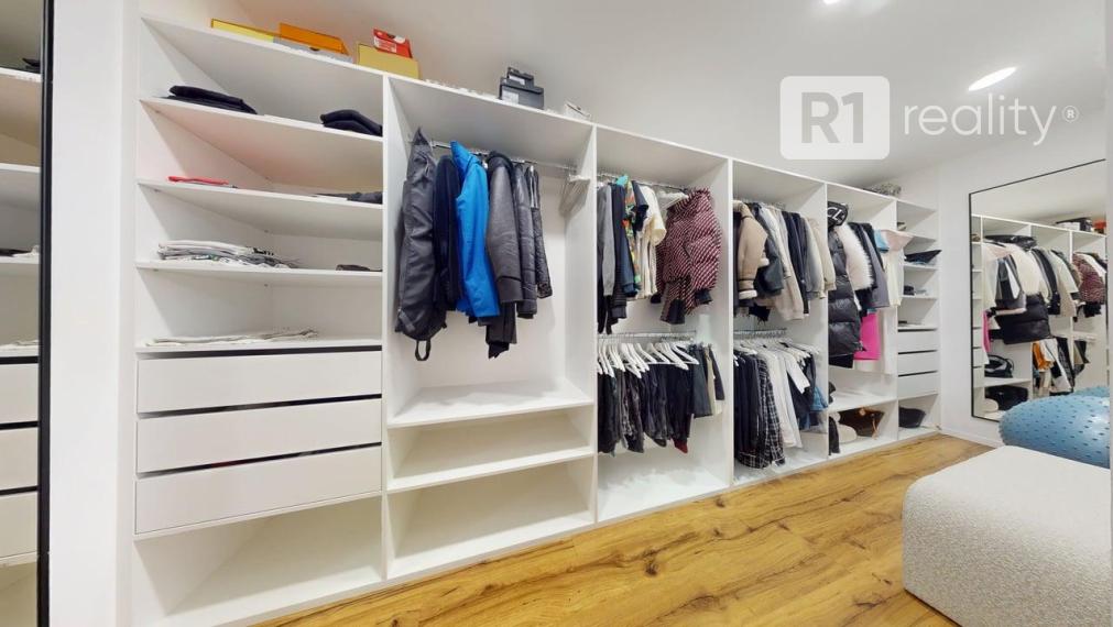 Najexkluzívnejší, zariadený apartmán (garáž, 1 x parking, pivnica) Na Lodenici / Piešťany