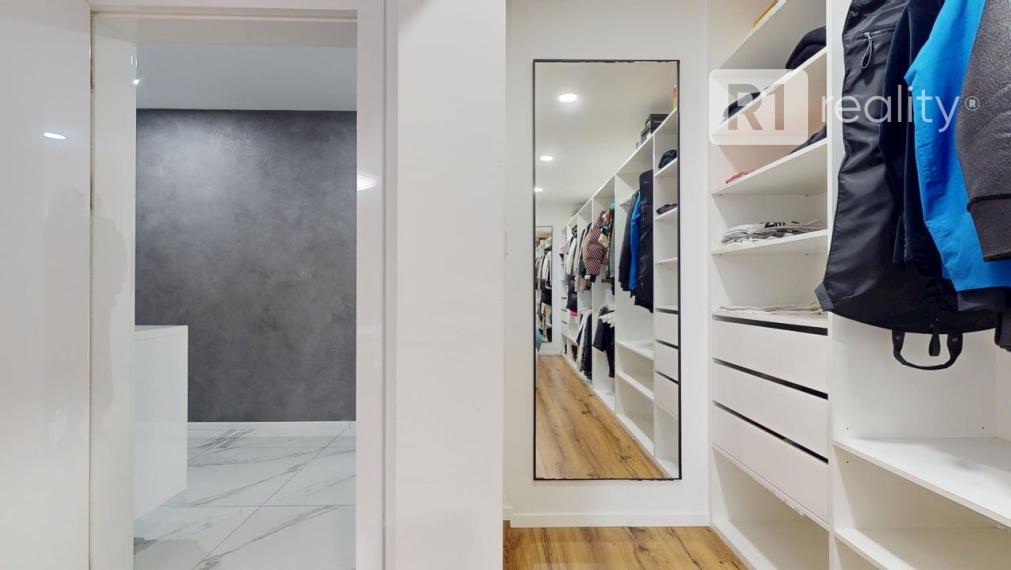 Najexkluzívnejší, zariadený apartmán (garáž, 1 x parking, pivnica) Na Lodenici / Piešťany