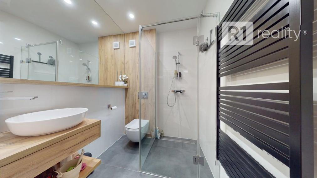 Najexkluzívnejší, zariadený apartmán (garáž, 1 x parking, pivnica) Na Lodenici / Piešťany