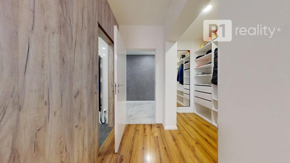 Najexkluzívnejší, zariadený apartmán (garáž, 1 x parking, pivnica) Na Lodenici / Piešťany