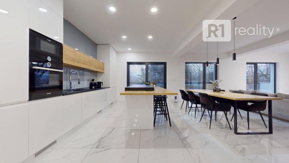 Najexkluzívnejší, zariadený apartmán (garáž, 1 x parking, pivnica) Na Lodenici / Piešťany