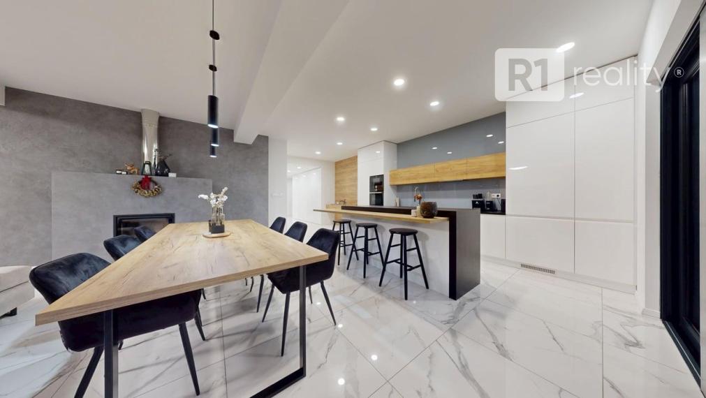 Najexkluzívnejší, zariadený apartmán (garáž, 1 x parking, pivnica) Na Lodenici / Piešťany