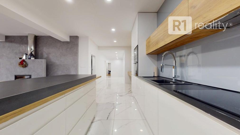 Najexkluzívnejší, zariadený apartmán (garáž, 1 x parking, pivnica) Na Lodenici / Piešťany