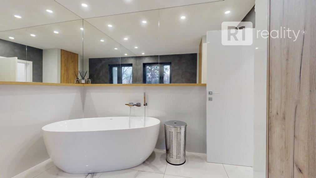 Najexkluzívnejší, zariadený apartmán (garáž, 1 x parking, pivnica) Na Lodenici / Piešťany