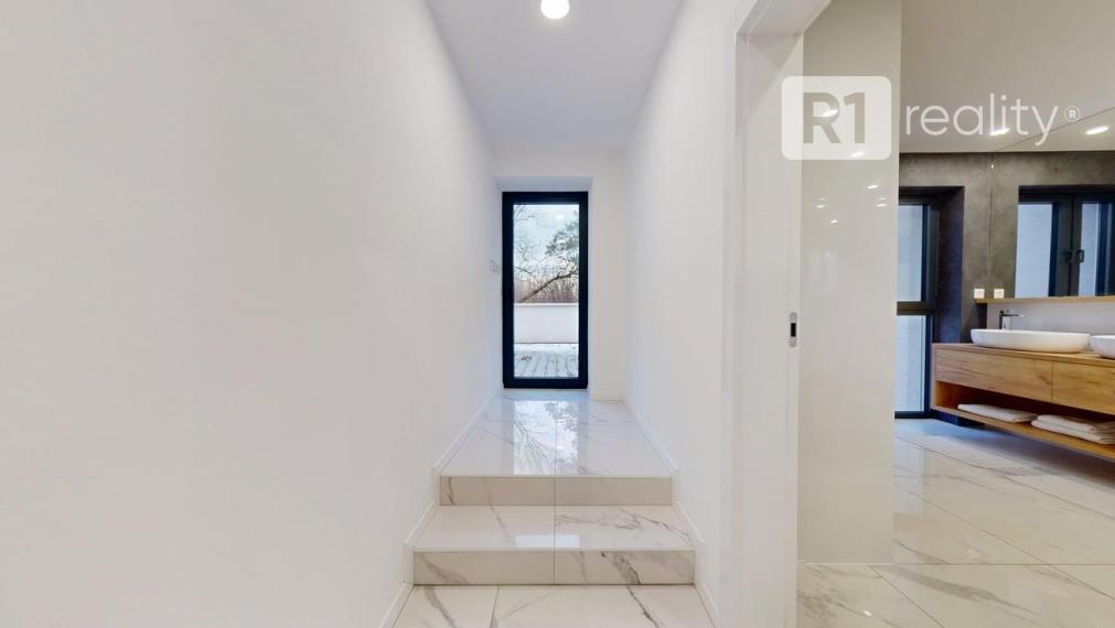 Najexkluzívnejší, zariadený apartmán (garáž, 1 x parking, pivnica) Na Lodenici / Piešťany