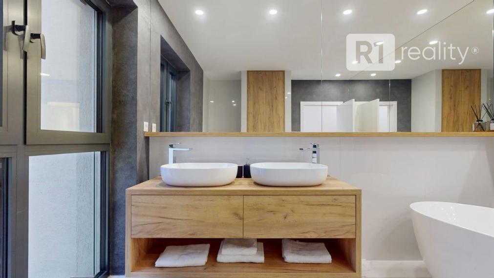 Najexkluzívnejší, zariadený apartmán (garáž, 1 x parking, pivnica) Na Lodenici / Piešťany