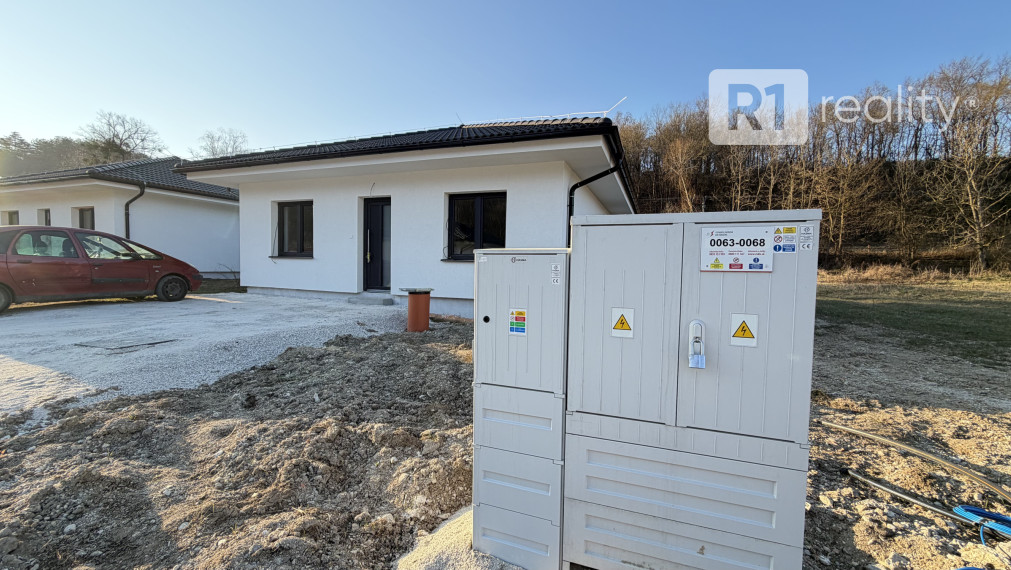 R1DOPORUČUJE / NOVOSTAVBU 4 izbový rodinný dom | Prašník pri Piešťanoch