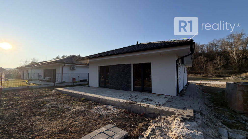 R1DOPORUČUJE / NOVOSTAVBU 4 izbový rodinný dom | Prašník pri Piešťanoch