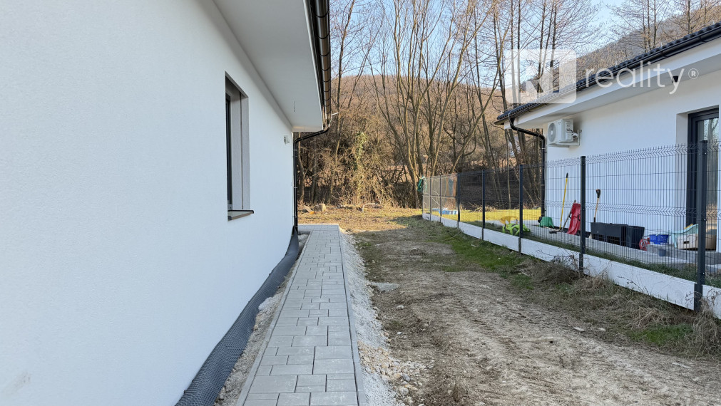 R1DOPORUČUJE / NOVOSTAVBU 4 izbový rodinný dom | Prašník pri Piešťanoch