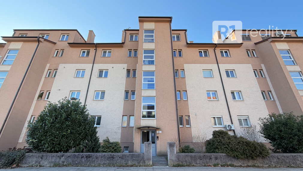 Zariadený 2 izb. byt /vlastné kúrenie/, priamo v centre, neďaleko AUPARK Piešťany