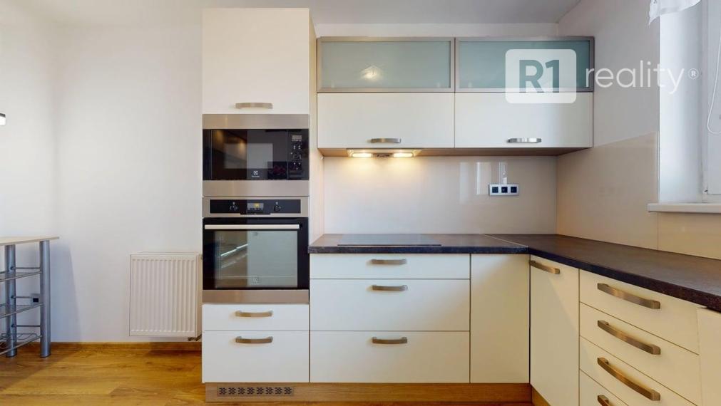 Moderný 2 izb. byt /centrum, výťah, komplet kuchyňa so spotrebičmi / Piešťany