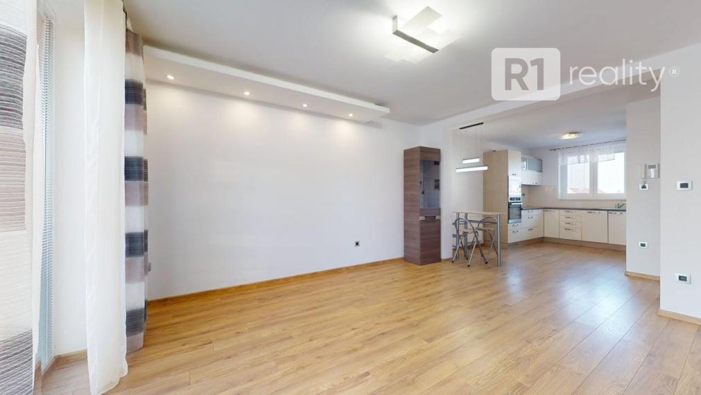 Moderný 2 izb. byt /centrum, výťah, komplet kuchyňa so spotrebičmi / Piešťany