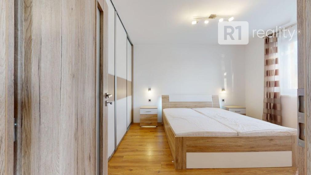 Moderný 2 izb. byt /centrum, výťah, komplet kuchyňa so spotrebičmi / Piešťany