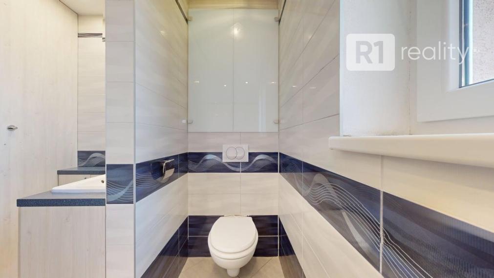 Moderný 2 izb. byt /centrum, výťah, komplet kuchyňa so spotrebičmi / Piešťany