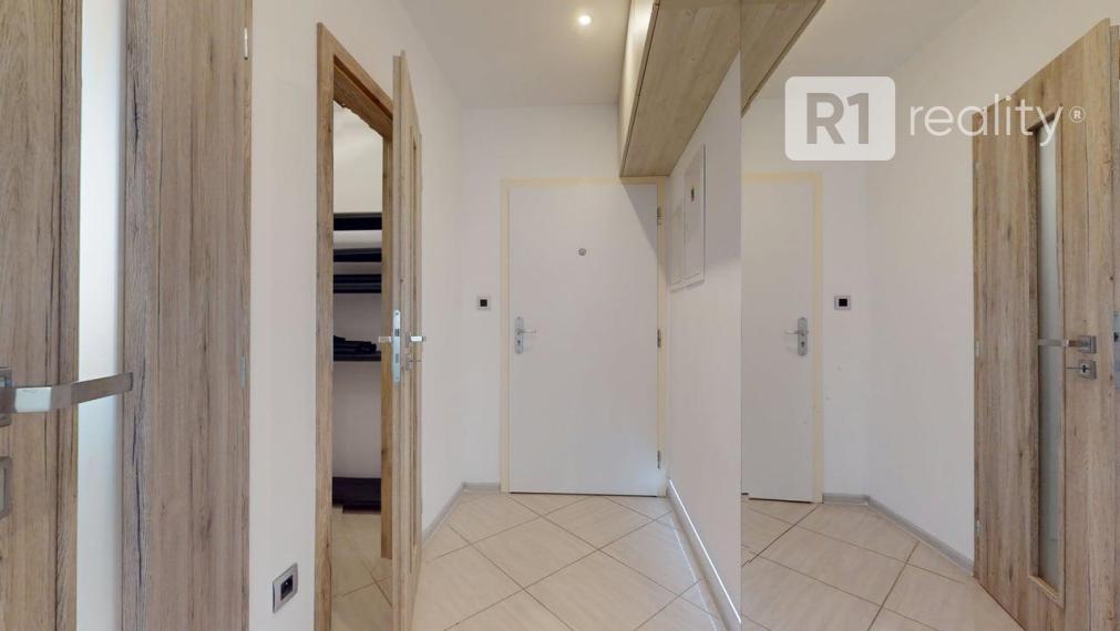 Moderný 2 izb. byt /centrum, výťah, komplet kuchyňa so spotrebičmi / Piešťany