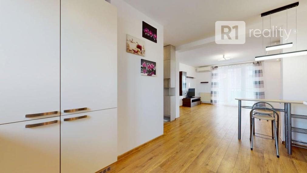 Moderný 2 izb. byt /centrum, výťah, komplet kuchyňa so spotrebičmi / Piešťany