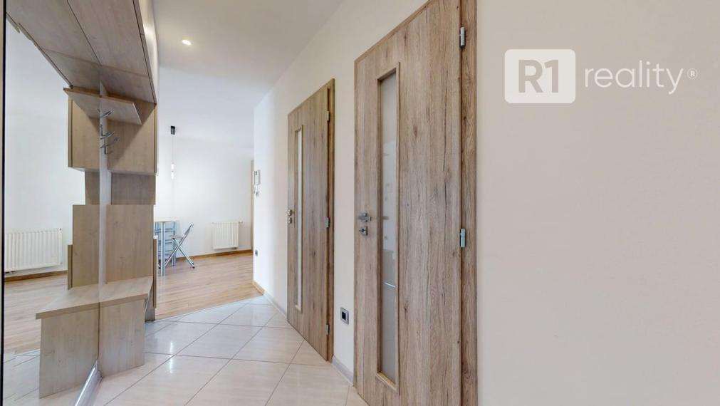 Moderný 2 izb. byt /centrum, výťah, komplet kuchyňa so spotrebičmi / Piešťany