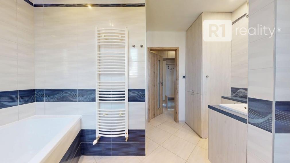 Moderný 2 izb. byt /centrum, výťah, komplet kuchyňa so spotrebičmi / Piešťany