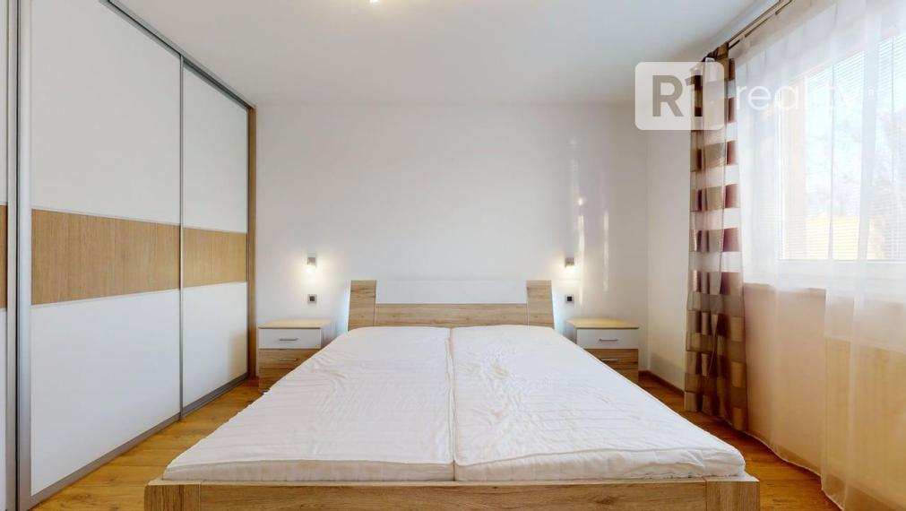 Moderný 2 izb. byt /centrum, výťah, komplet kuchyňa so spotrebičmi / Piešťany