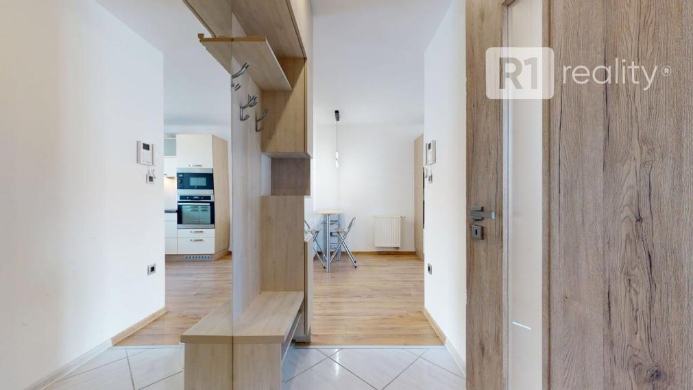 Moderný 2 izb. byt /centrum, výťah, komplet kuchyňa so spotrebičmi / Piešťany