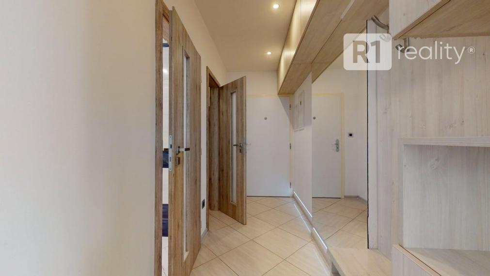 Moderný 2 izb. byt /centrum, výťah, komplet kuchyňa so spotrebičmi / Piešťany