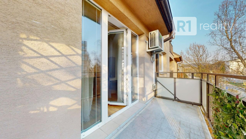 Moderný 2 izb. byt /centrum, výťah, komplet kuchyňa so spotrebičmi / Piešťany