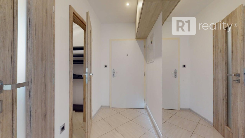 Moderný 2 izb. byt /centrum, výťah, komplet kuchyňa so spotrebičmi / Piešťany