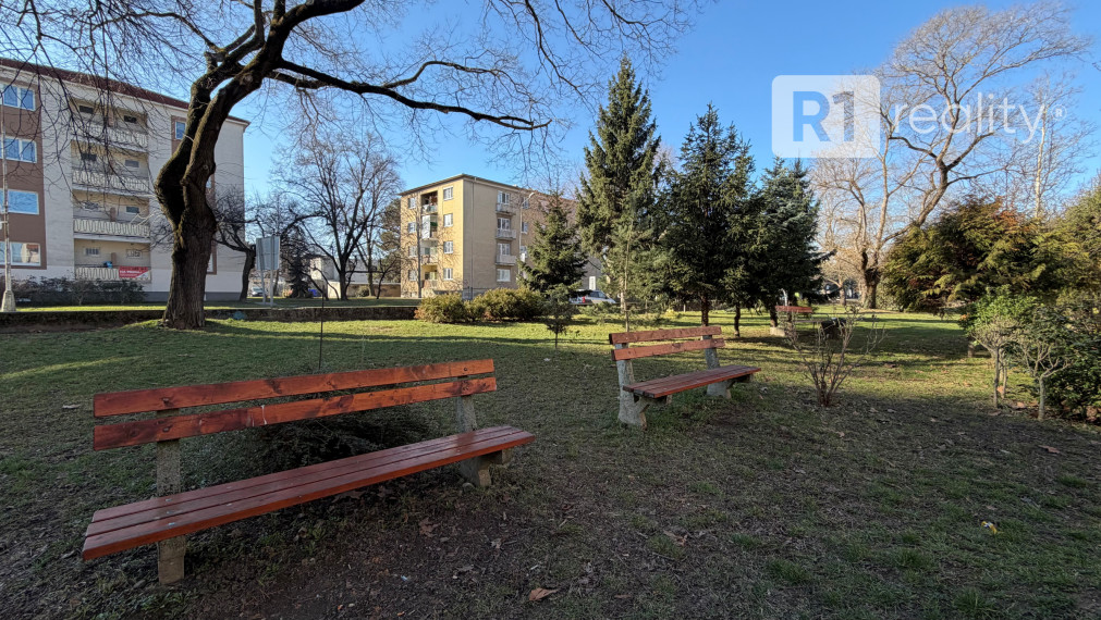 Moderný 2 izb. byt /centrum, výťah, komplet kuchyňa so spotrebičmi / Piešťany