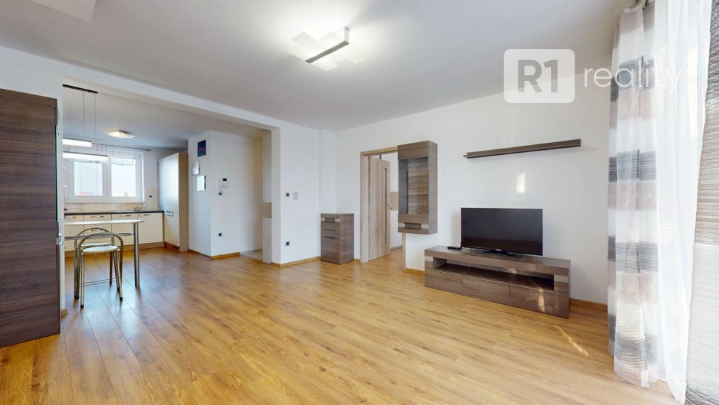 Moderný 2 izb. byt /centrum, výťah, komplet kuchyňa so spotrebičmi / Piešťany