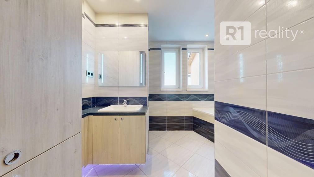 Pekný 2 izb. byt /centrum, výťah, balkón / Piešťany