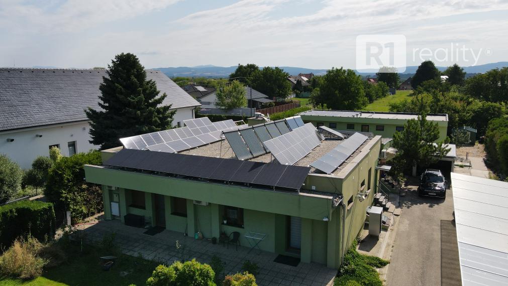 ! Energeticky nezávislá nehnuteľnosť !!!  4 bytové jednotky+parking+pozemok / Dubovany