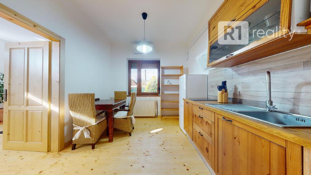 ! Energeticky nezávislá nehnuteľnosť !!!  4 bytové jednotky+parking+pozemok / Dubovany