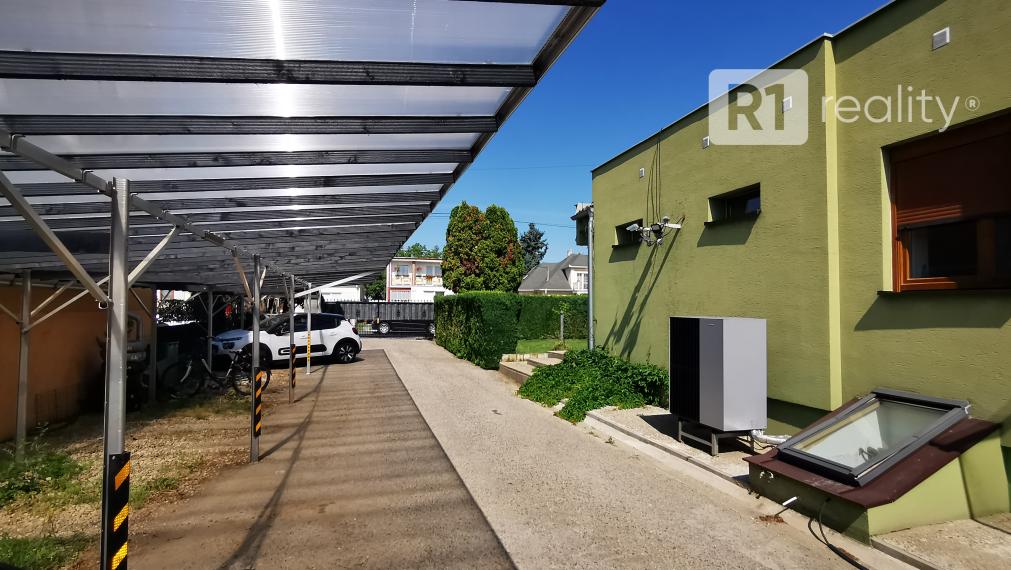 ! Energeticky nezávislá nehnuteľnosť !!!  4 bytové jednotky+parking+pozemok / Dubovany