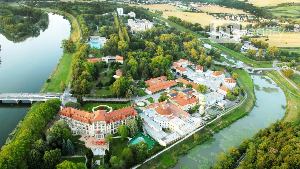 PRIPRAVUJEME / 2 izb. byt AUPARK / zariadený, pivnica, centrum /Piešťany