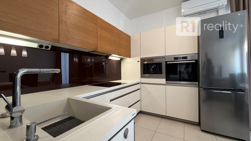 Priestranný 3 izbový byt 89 m2, výťah, balkón, Teplická ul., Piešťany