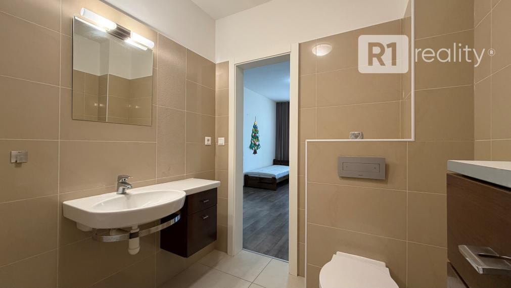 Priestranný 3 izbový byt 89 m2, výťah, balkón, Teplická ul., Piešťany