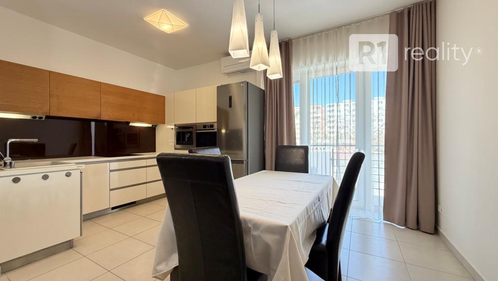 Priestranný 3 izbový byt 89 m2, výťah, balkón, Teplická ul., Piešťany