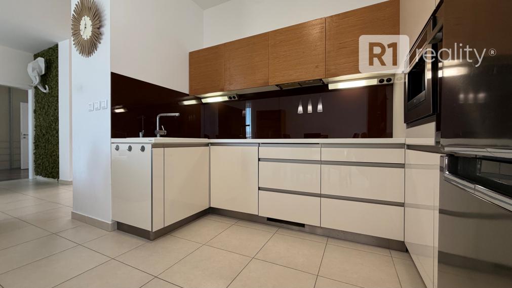 Priestranný 3 izbový byt 89 m2, výťah, balkón, Teplická ul., Piešťany