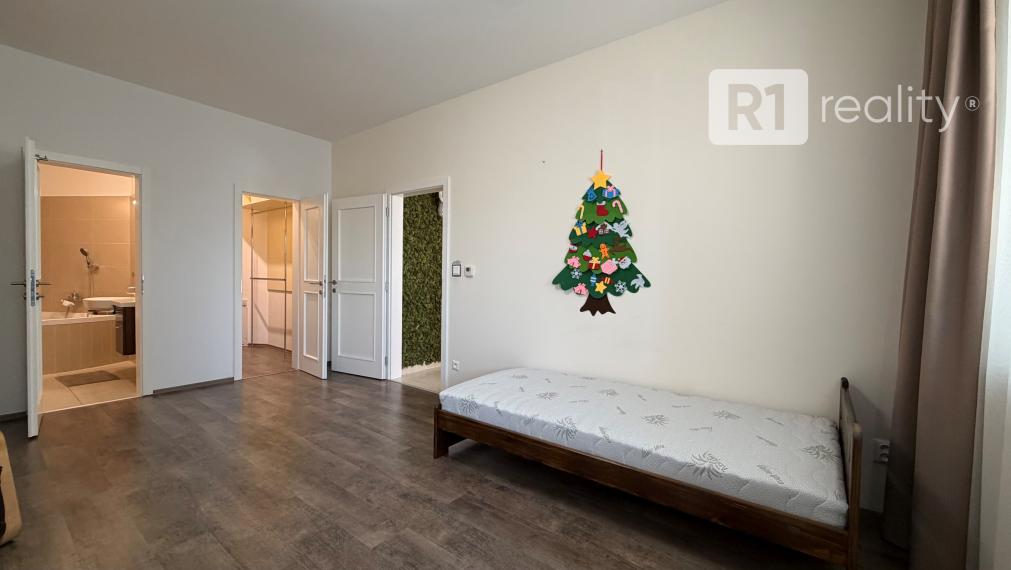 Priestranný 3 izbový byt 89 m2, výťah, balkón, Teplická ul., Piešťany