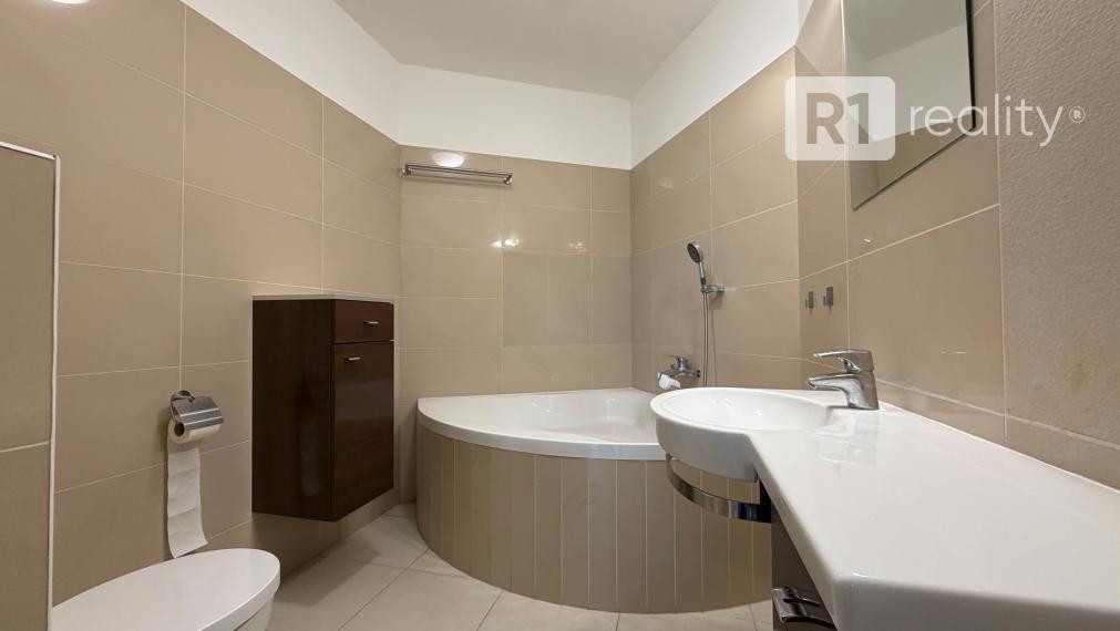 Priestranný 3 izbový byt 89 m2, výťah, balkón, Teplická ul., Piešťany